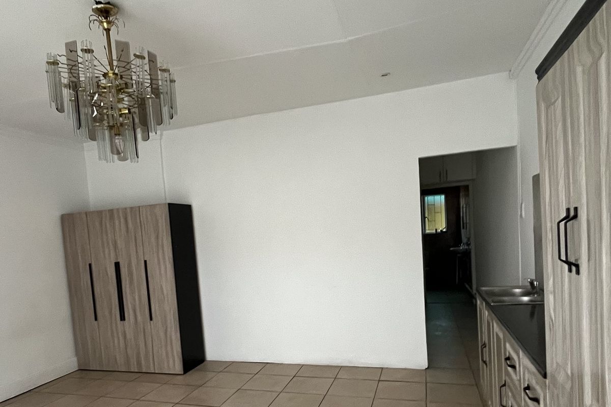 Spacious Studio/bachelor Apartment ,1-bathroom In Bosmont - Photo 5