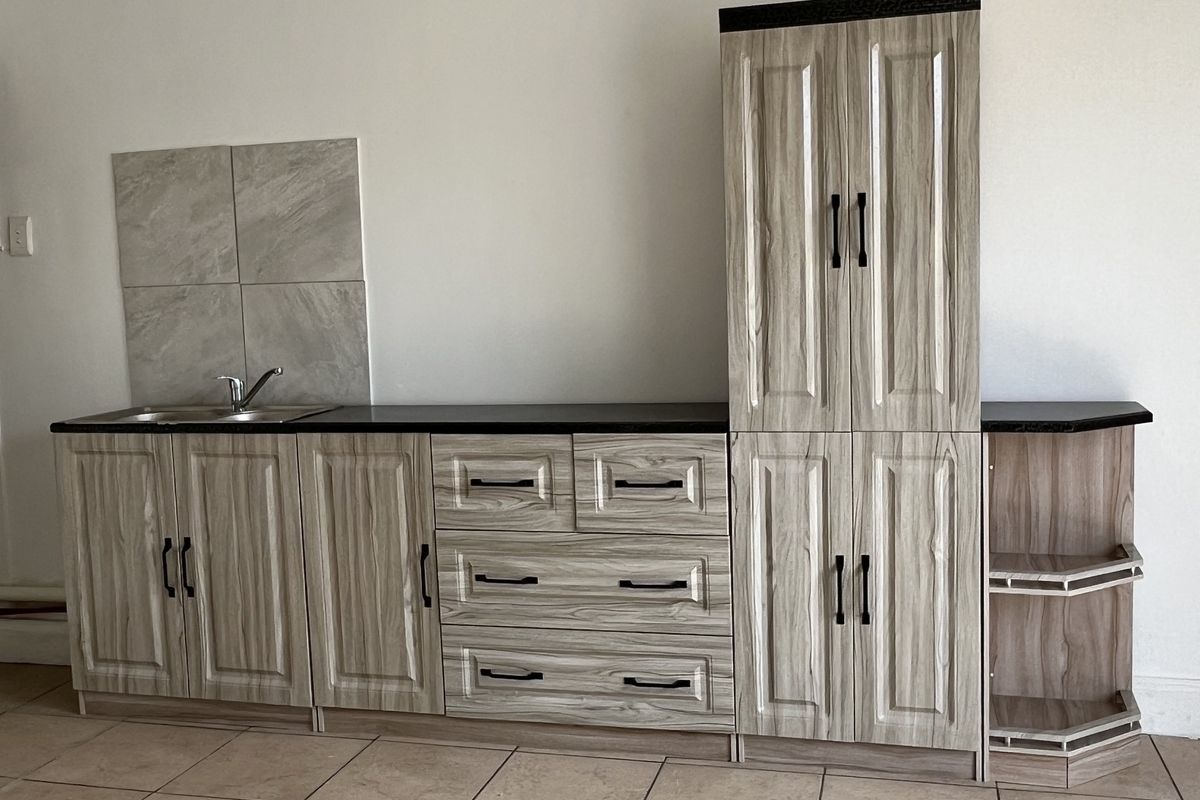 Spacious Studio/bachelor Apartment ,1-bathroom In Bosmont - Photo 2