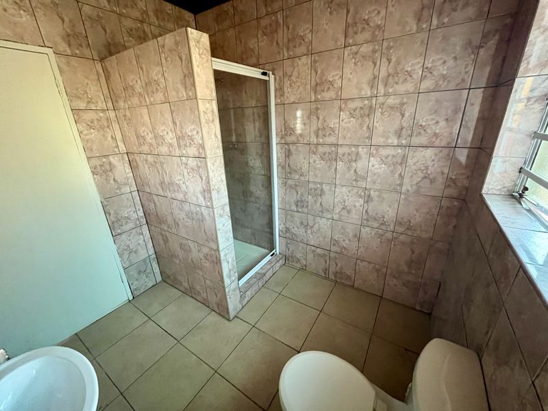 Spacious Studio/bachelor Apartment ,1-bathroom In Bosmont - Photo 8