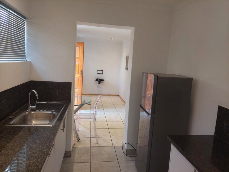 Spacious 1-bedroom And 1-bathroom Garden Cottage In Victoria Avenue, Sandringham - Photo 3