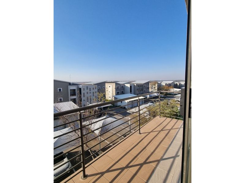 Stylish 1-bedroom And 1-bathroom Fully Furnished Apartment In The Paddocks - Photo 6