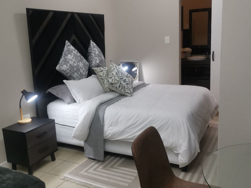 Stylish 1-bedroom And 1-bathroom Fully Furnished Apartment In The Paddocks - Photo 7