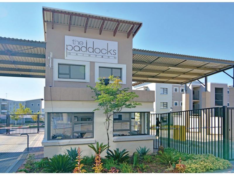 Stylish 1-bedroom And 1-bathroom Fully Furnished Apartment In The Paddocks - Photo 2