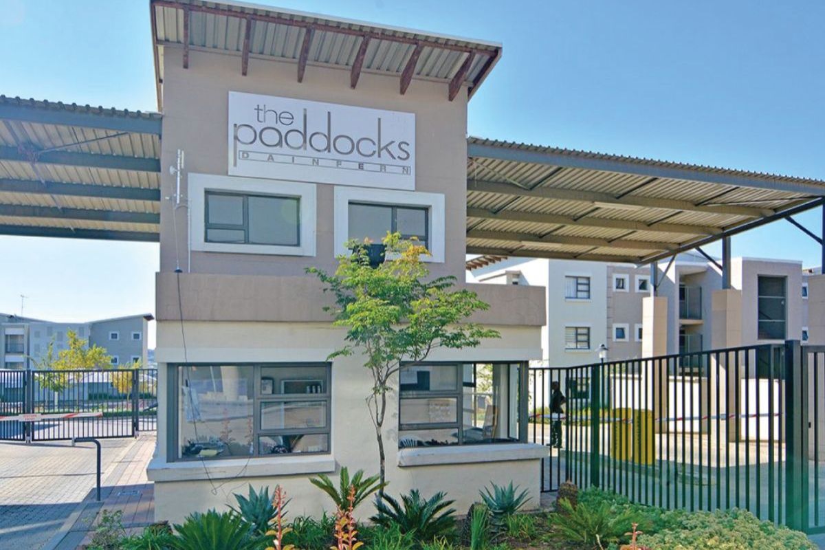 Stylish 1-bedroom And 1-bathroom Fully Furnished Apartment In The Paddocks - Photo 2