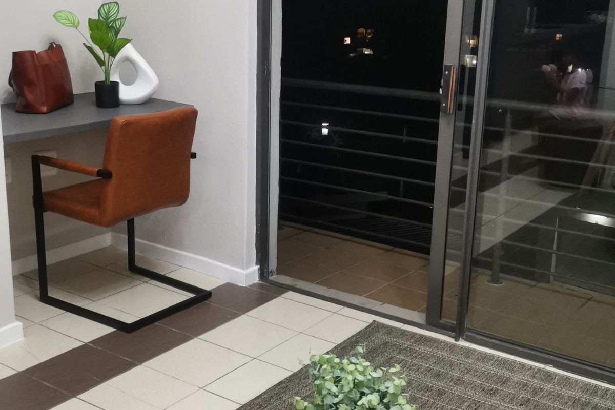 Stylish 1-bedroom And 1-bathroom Fully Furnished Apartment In The Paddocks - Photo 5