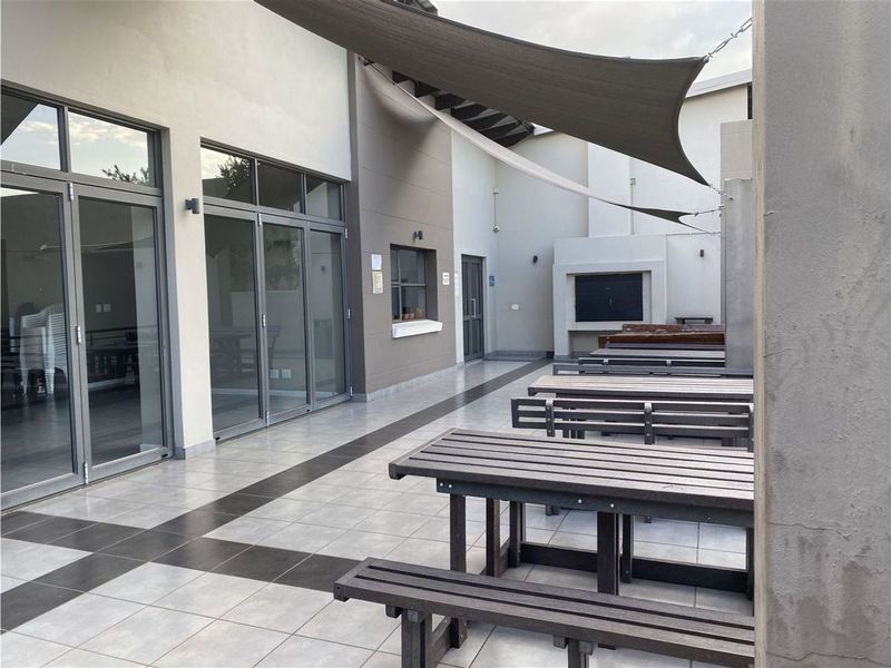 Stylish 1-bedroom And 1-bathroom Fully Furnished Apartment In The Paddocks - Photo 10