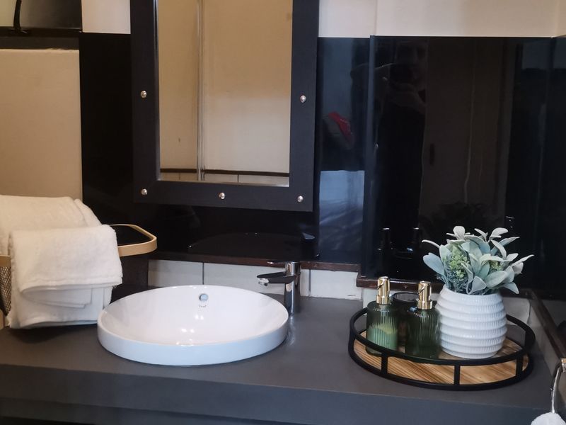 Stylish 1-bedroom And 1-bathroom Fully Furnished Apartment In The Paddocks - Photo 8