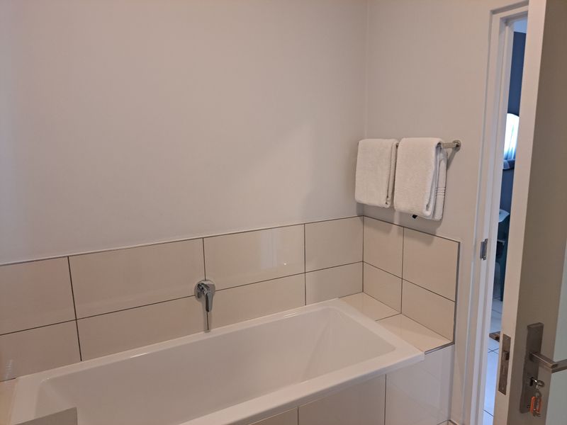 Secure 1-Bedroom And 1-Bathroom Cradock Avenue, Rosebank - Photo 6