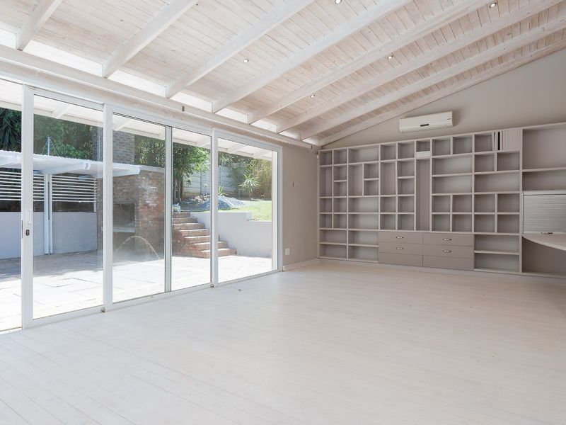 Secure 4-Bedroom And 2-Bathroom House In De Villiers Street, Kenridge - Photo 10