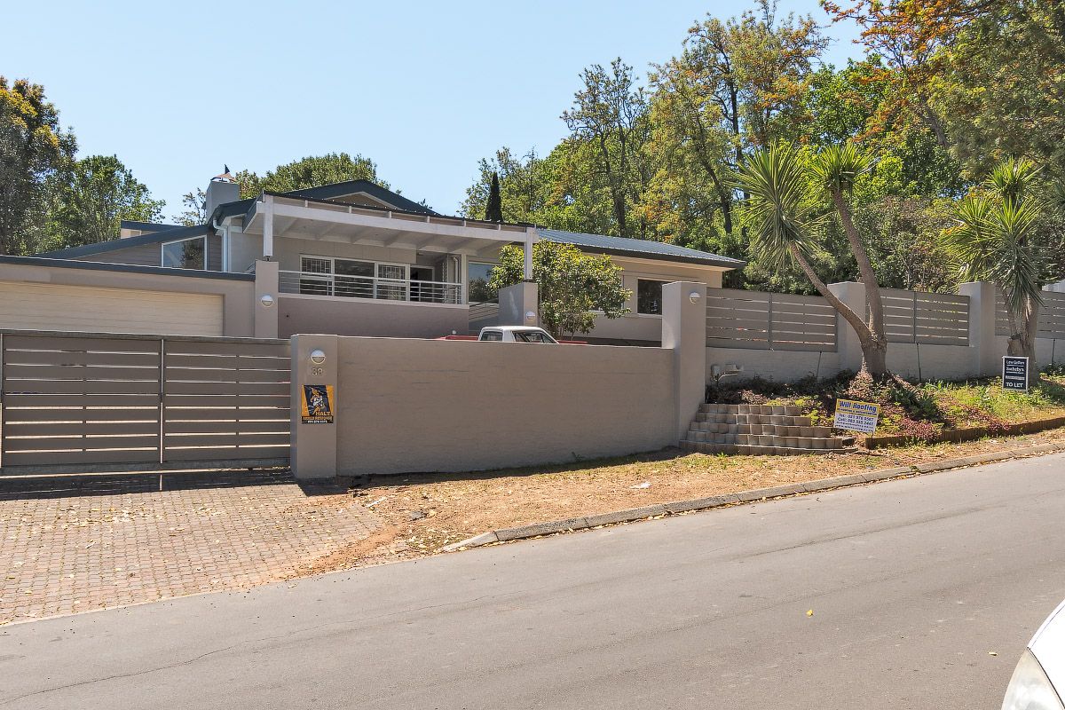 Secure 4-Bedroom And 2-Bathroom House In De Villiers Street, Kenridge - Photo 2