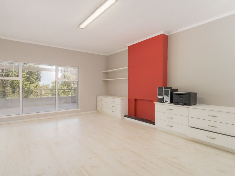 Secure 4-Bedroom And 2-Bathroom House In De Villiers Street, Kenridge - Photo 4