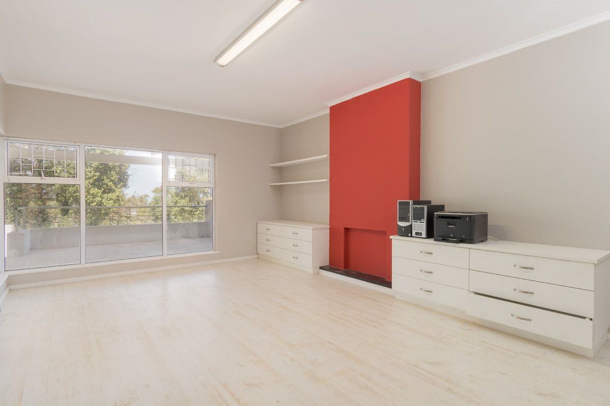 Secure 4-Bedroom And 2-Bathroom House In De Villiers Street, Kenridge - Photo 4
