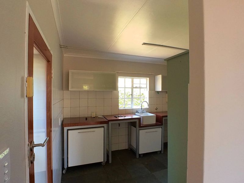 Secure 2-Bedroom And 1-Bathroom Townhouse - Photo 3
