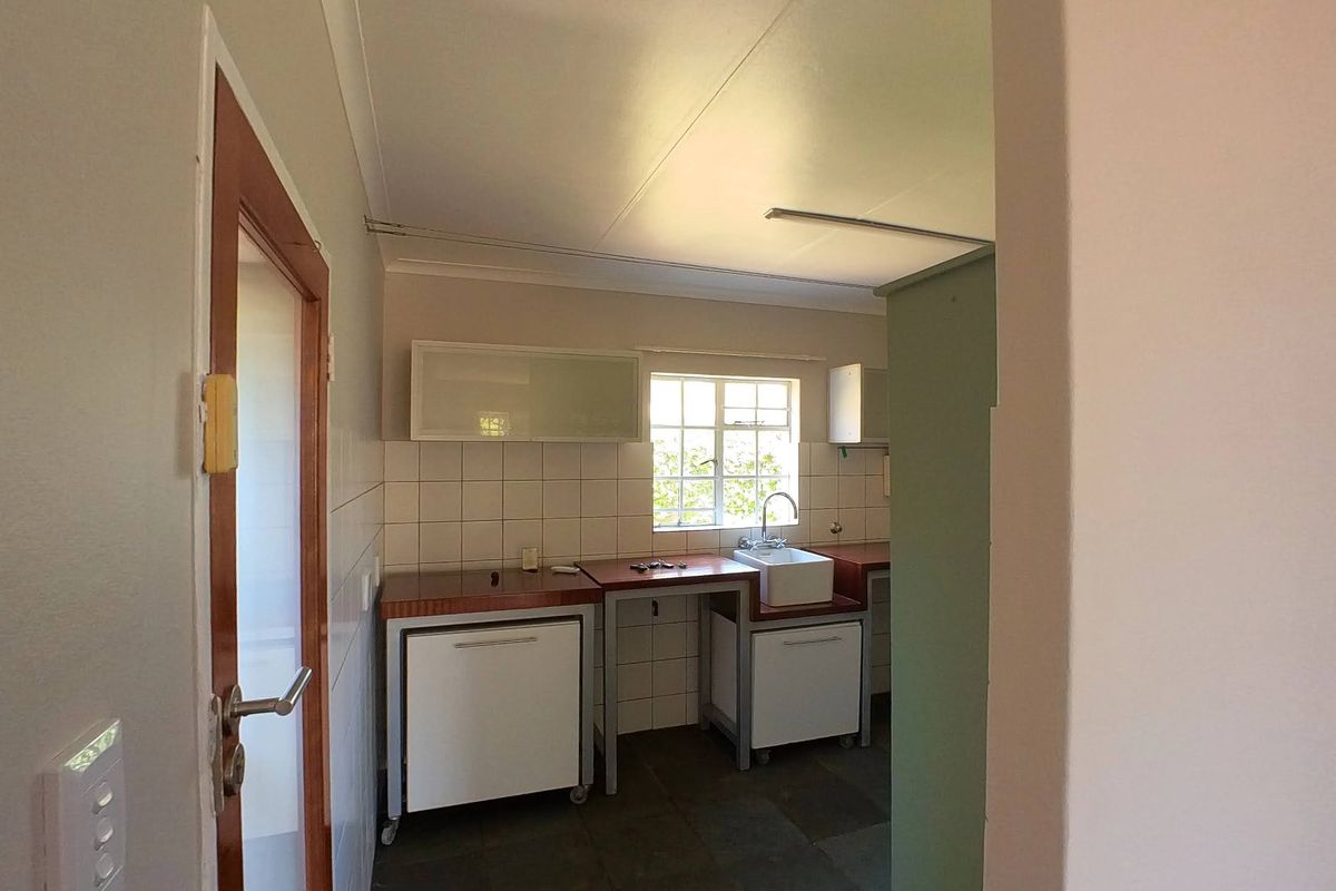 Secure 2-Bedroom And 1-Bathroom Townhouse - Photo 3