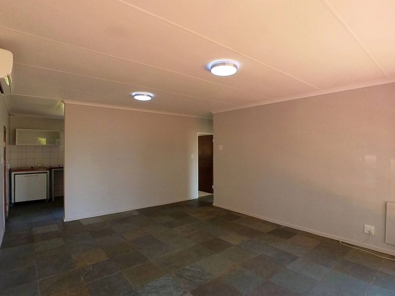 Secure 2-Bedroom And 1-Bathroom Townhouse - Photo 4