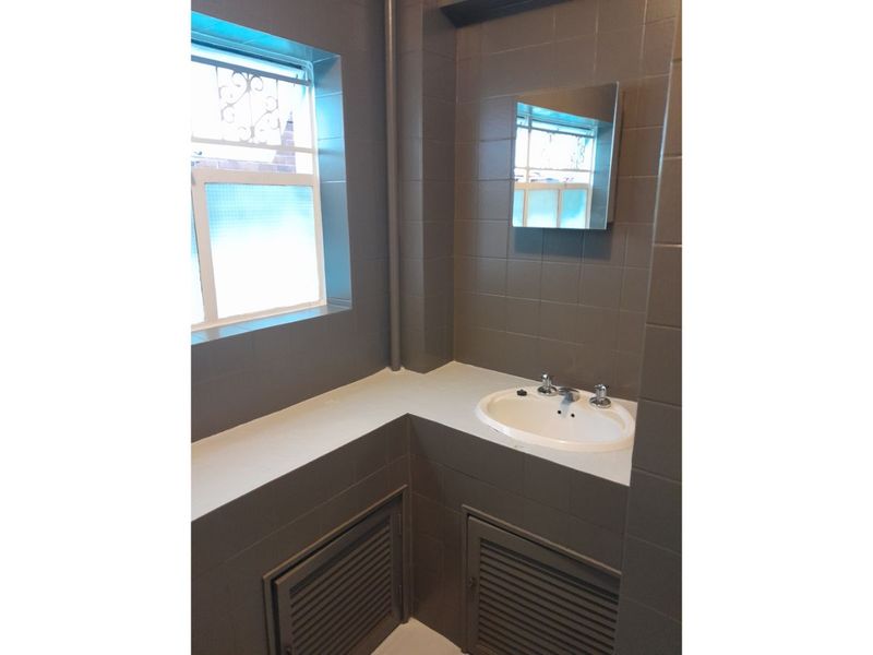 Spacious 2-bedroom And 1-bath Apartment In Cyrildene - Photo 9