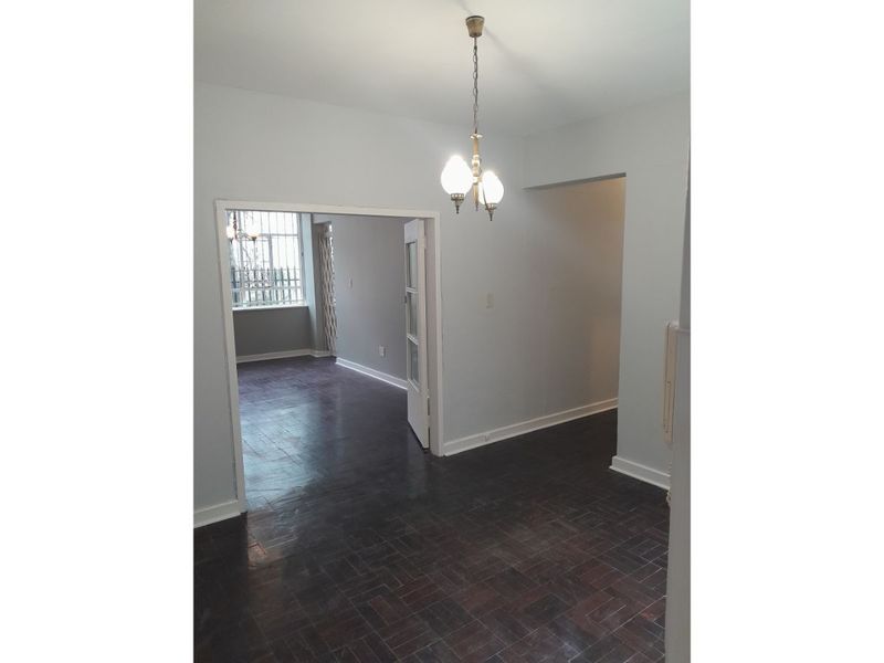 Spacious 2-bedroom And 1-bath Apartment In Cyrildene - Photo 3