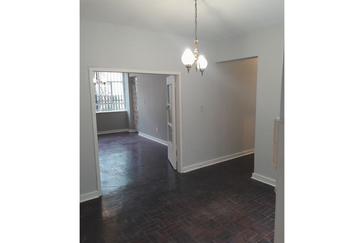 Spacious 2-bedroom And 1-bath Apartment In Cyrildene - Photo 3