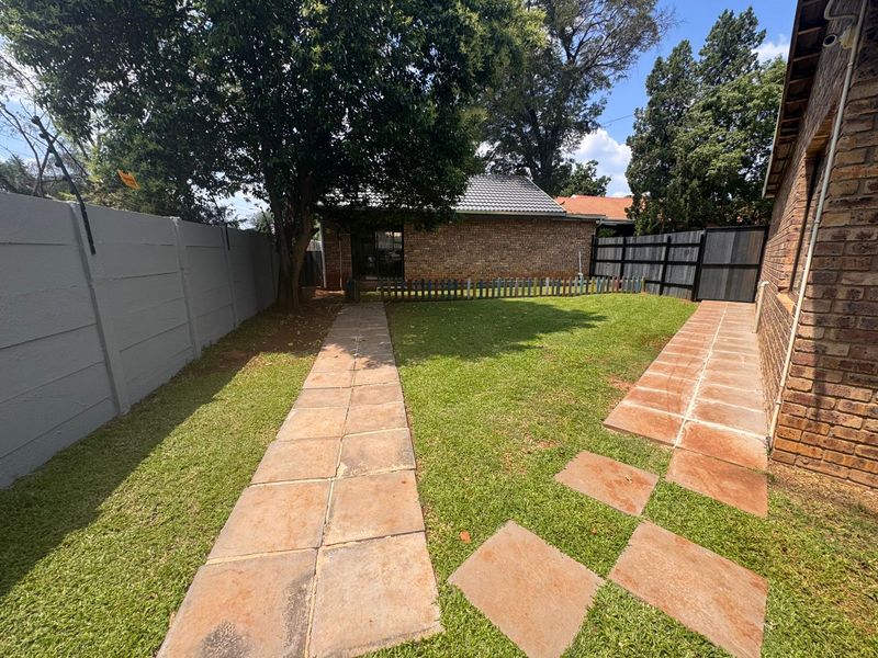 Secure 5-bedroom And 2-bedroom House In Migmatite Drive, Zwartkop - Photo 9