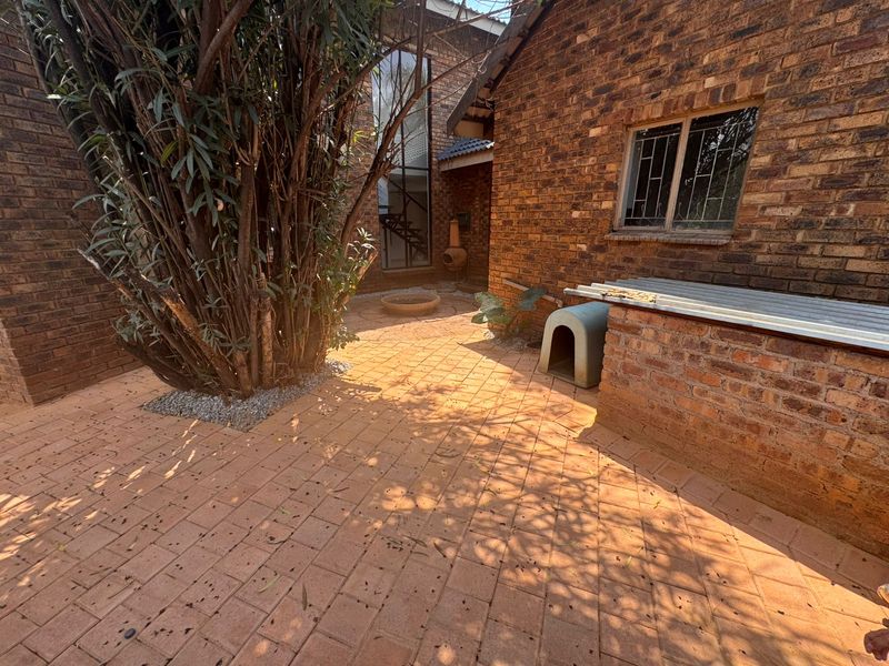 Secure 5-bedroom And 2-bedroom House In Migmatite Drive, Zwartkop - Photo 8