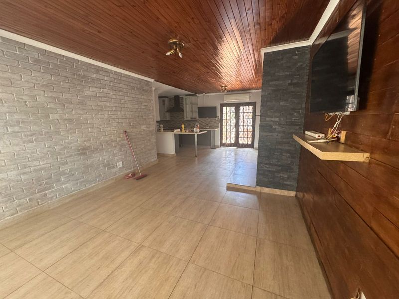 Secure 5-bedroom And 2-bedroom House In Migmatite Drive, Zwartkop - Photo 5