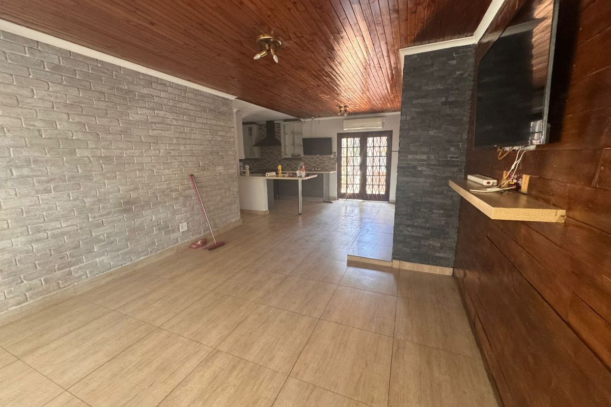 Secure 5-bedroom And 2-bedroom House In Migmatite Drive, Zwartkop - Photo 5