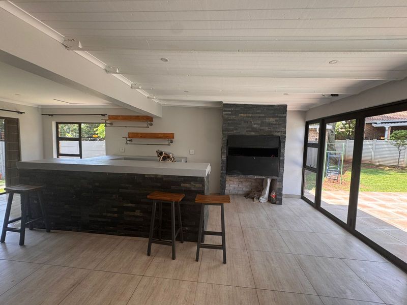 Secure 5-bedroom And 2-bedroom House In Migmatite Drive, Zwartkop - Photo 4
