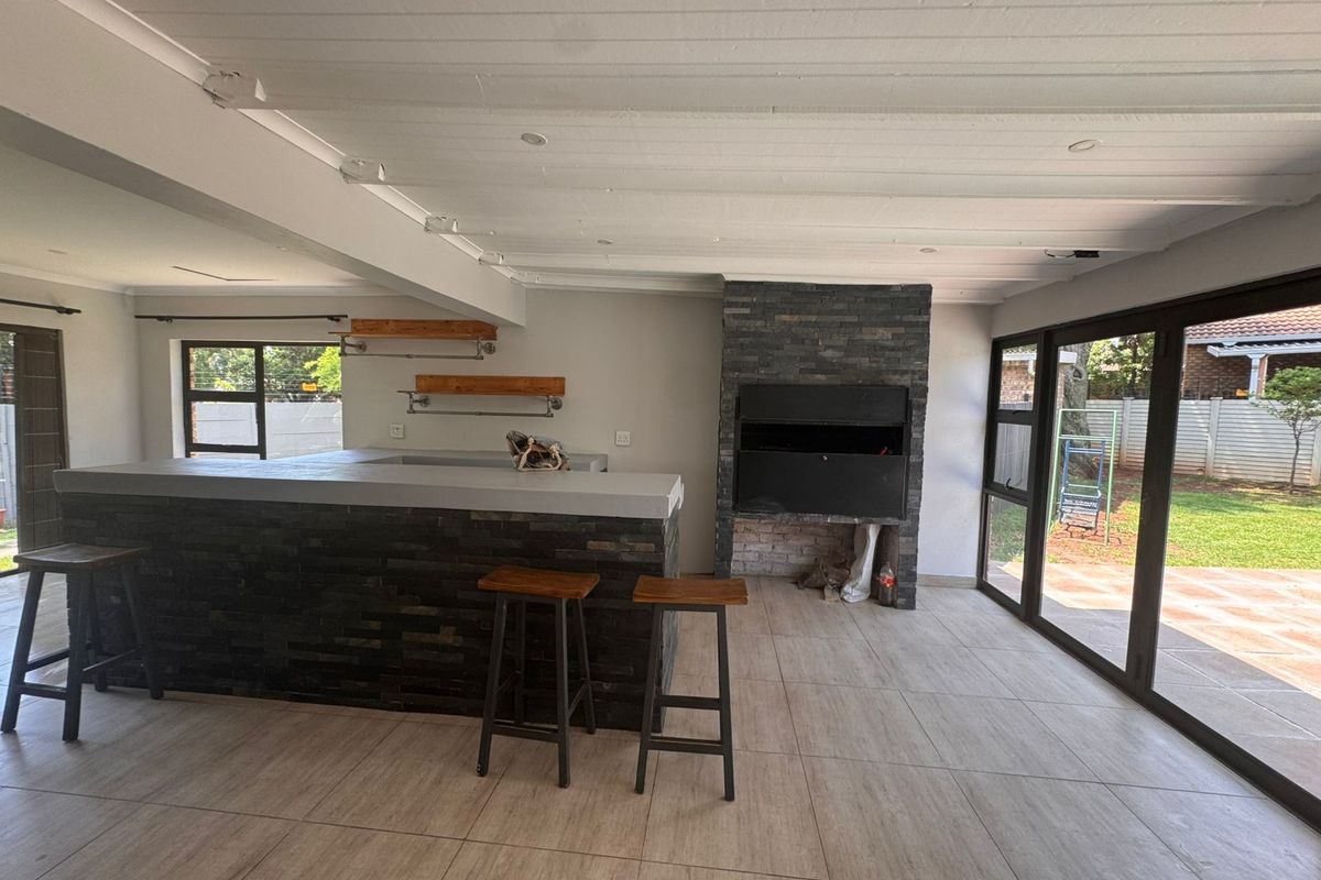 Secure 5-bedroom And 2-bedroom House In Migmatite Drive, Zwartkop - Photo 4