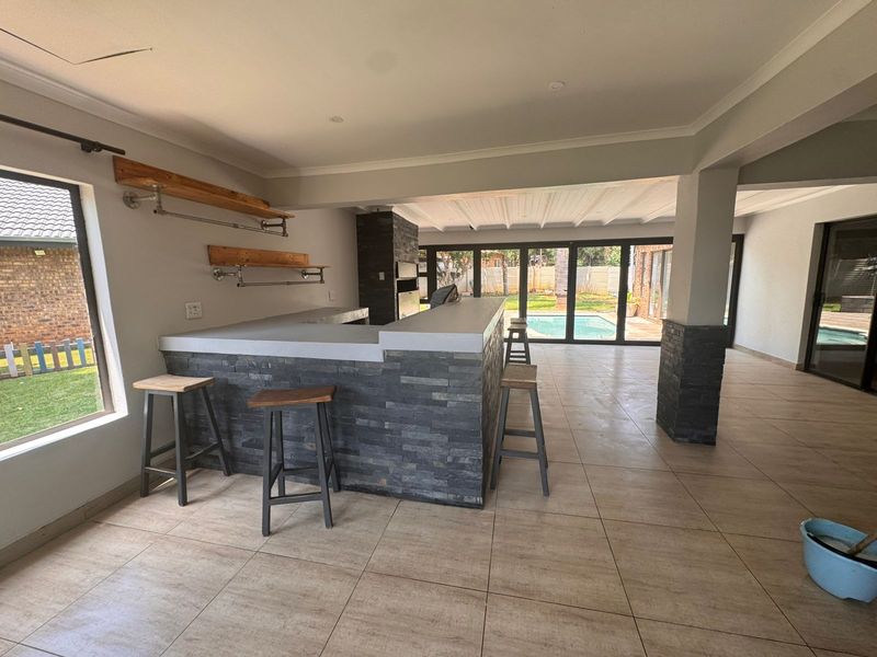 Secure 5-bedroom And 2-bedroom House In Migmatite Drive, Zwartkop - Photo 3