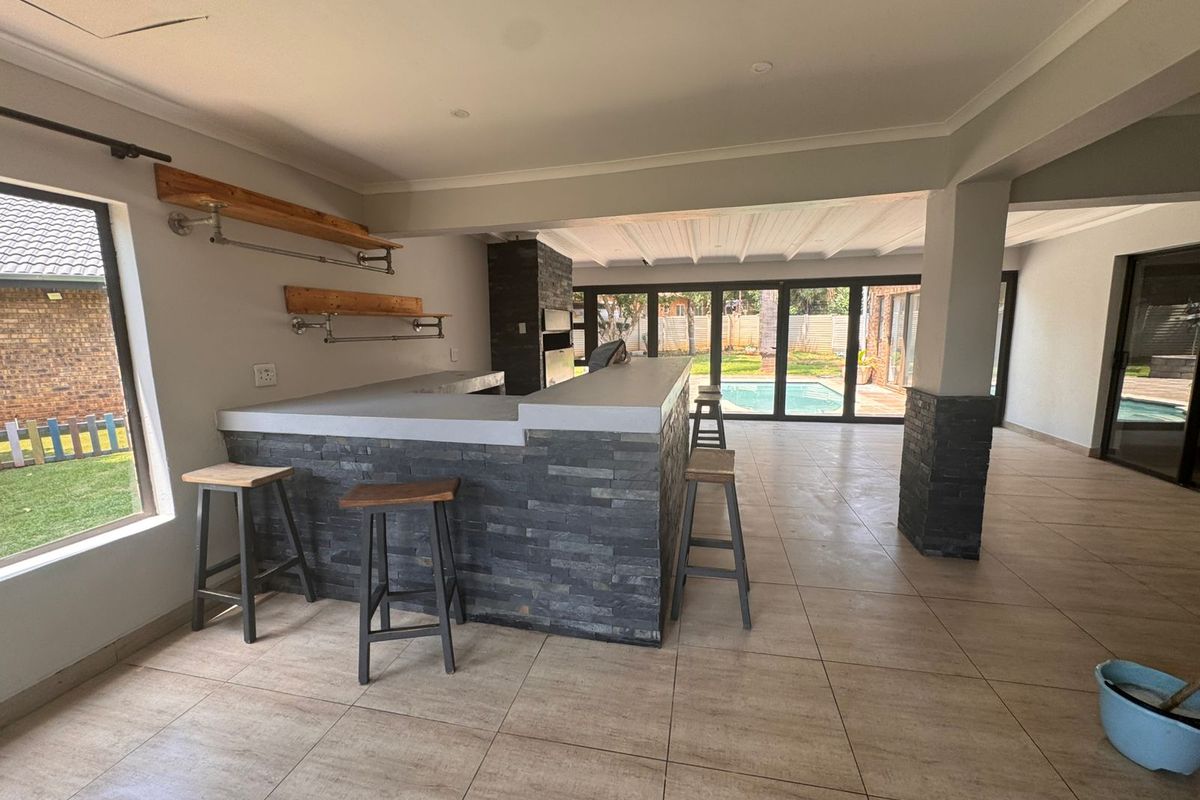 Secure 5-bedroom And 2-bedroom House In Migmatite Drive, Zwartkop - Photo 3
