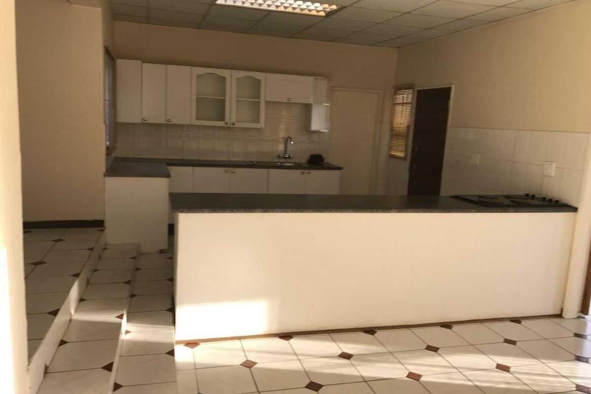 Lovely 3-bedroom And 2-bathroom  Apartment In Phase 3, Diepkloof Extension - Photo 3