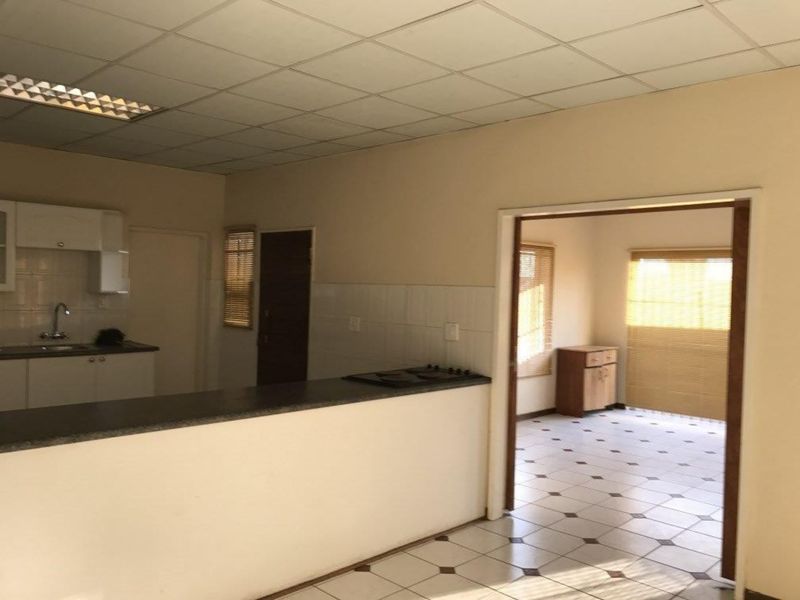 Lovely 3-bedroom And 2-bathroom  Apartment In Phase 3, Diepkloof Extension - Photo 5