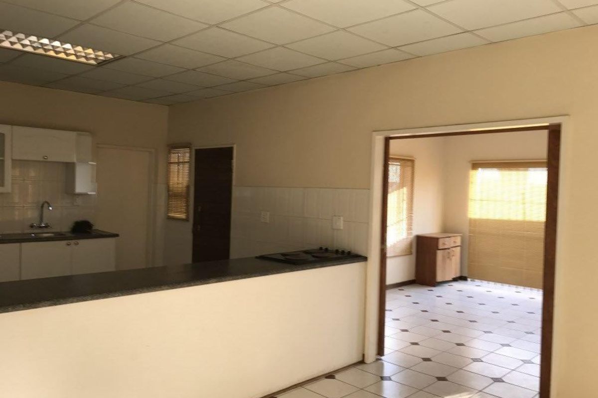 Lovely 3-bedroom And 2-bathroom  Apartment In Phase 3, Diepkloof Extension - Photo 5