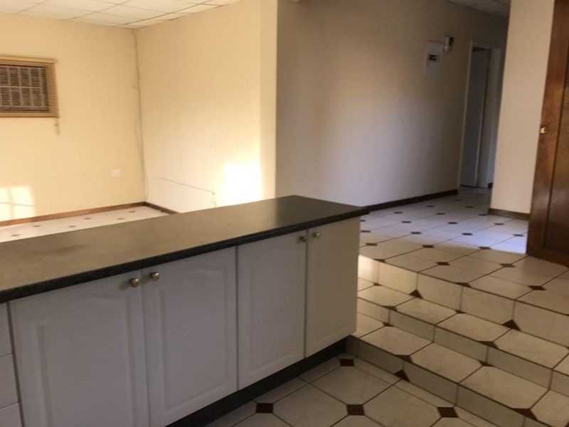 Lovely 3-bedroom And 2-bathroom  Apartment In Phase 3, Diepkloof Extension - Photo 2