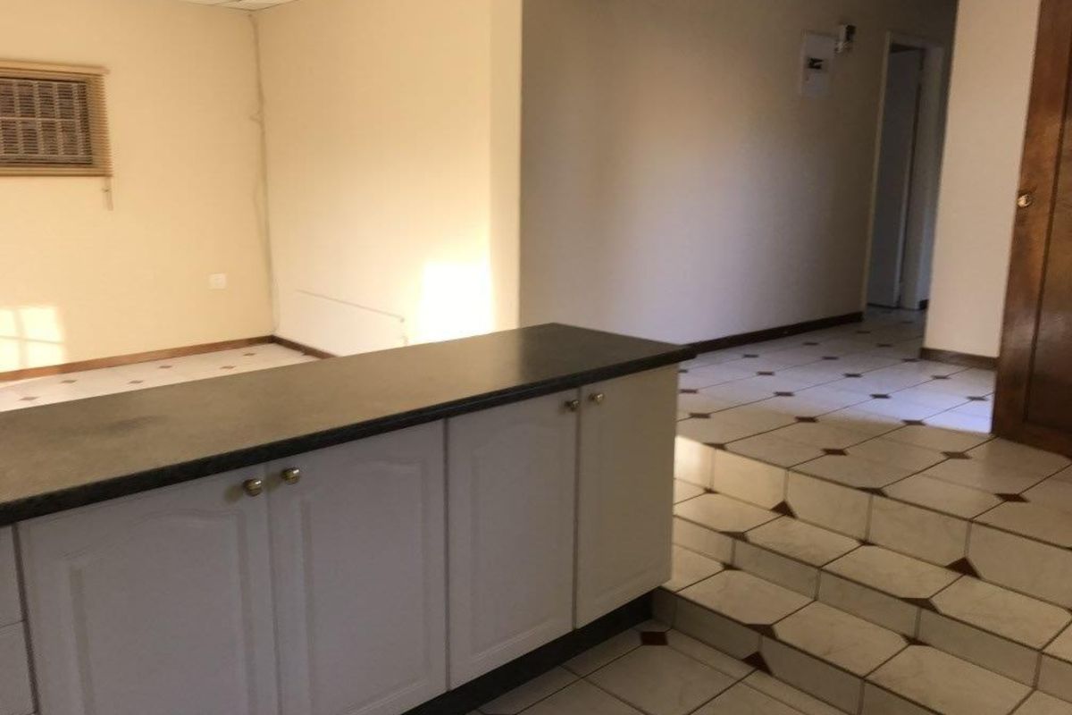 Lovely 3-bedroom And 2-bathroom  Apartment In Phase 3, Diepkloof Extension - Photo 2