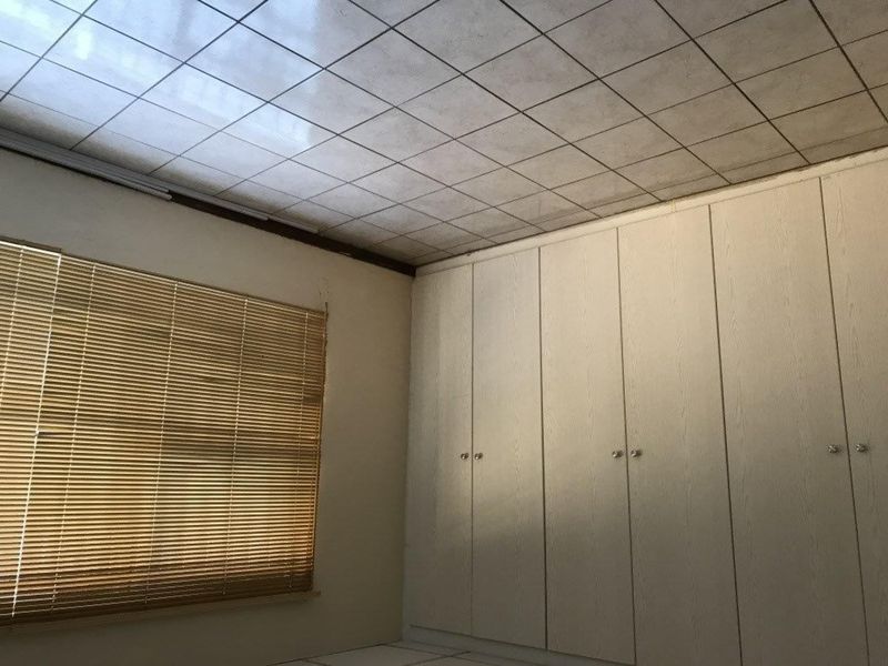 Lovely 3-bedroom And 2-bathroom  Apartment In Phase 3, Diepkloof Extension - Photo 4