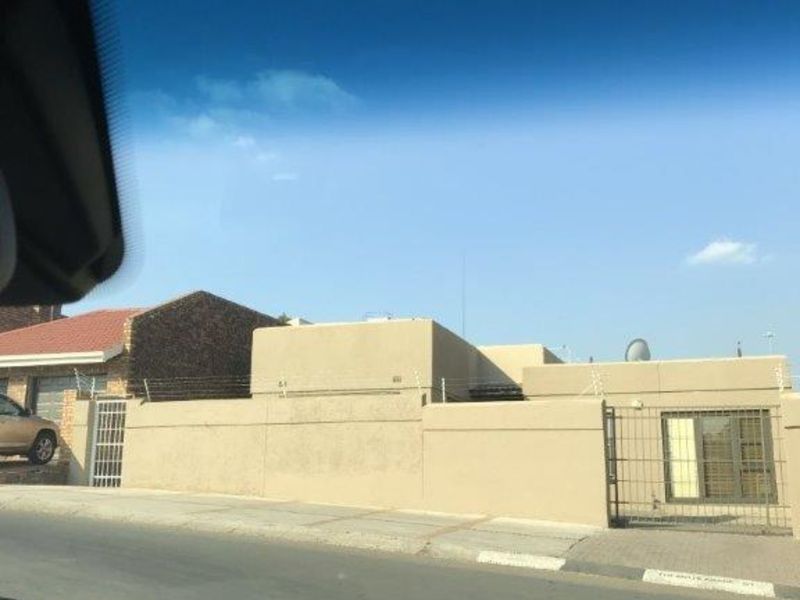 Lovely 3-bedroom And 2-bathroom  Apartment In Phase 3, Diepkloof Extension - Photo 8