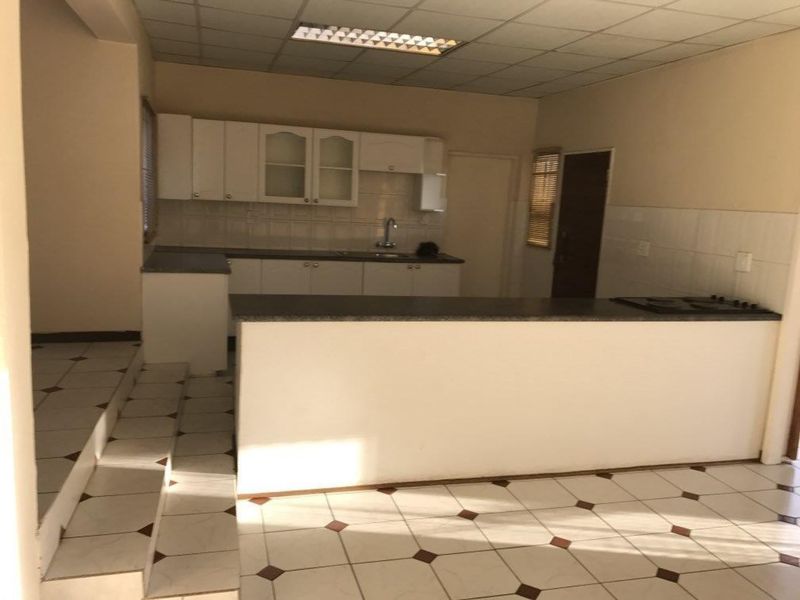 Lovely 3-bedroom And 2-bathroom  Apartment In Phase 3, Diepkloof Extension - Photo 6