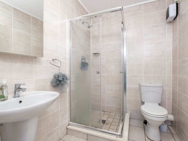Modern 2-bed And 1-bath Apartment In Linbro Park - Photo 8