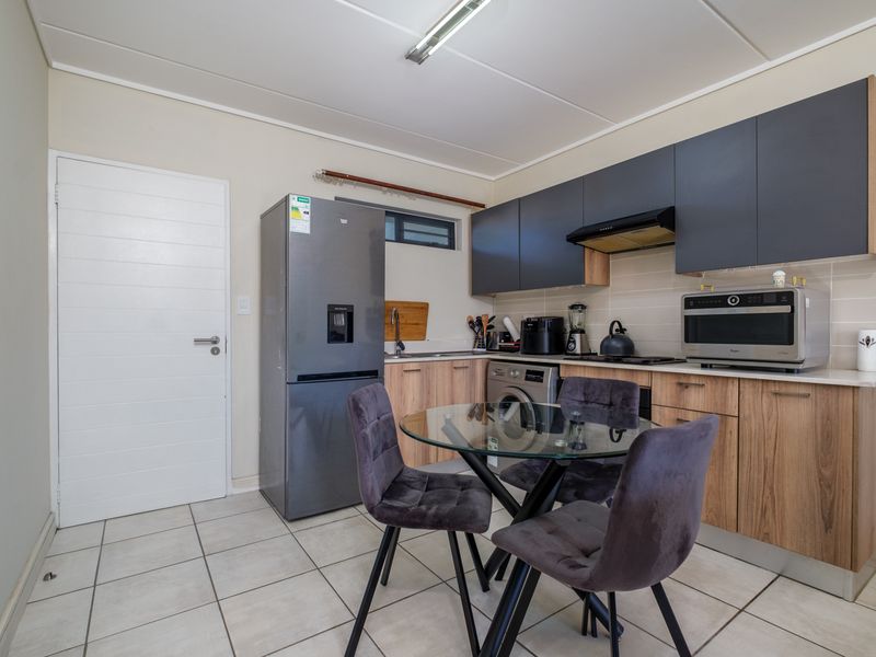 Modern 2-bed And 1-bath Apartment In Linbro Park - Photo 2