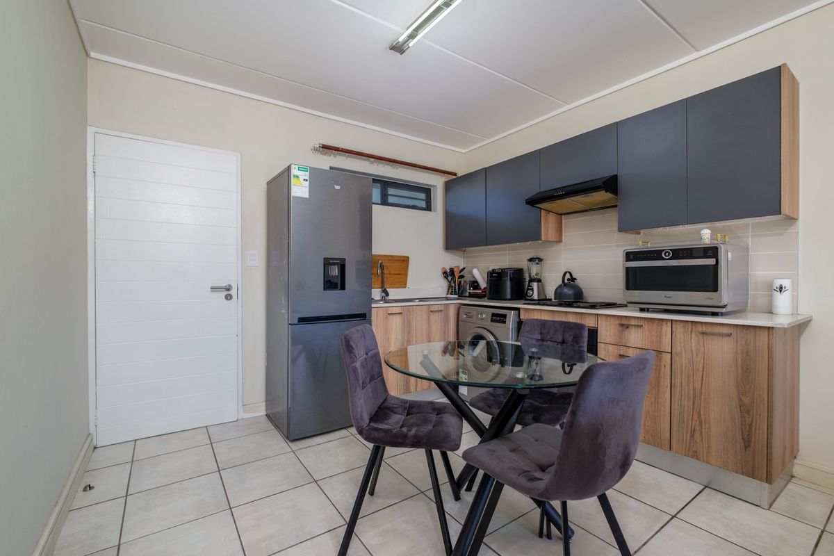 Modern 2-bed And 1-bath Apartment In Linbro Park - Photo 2