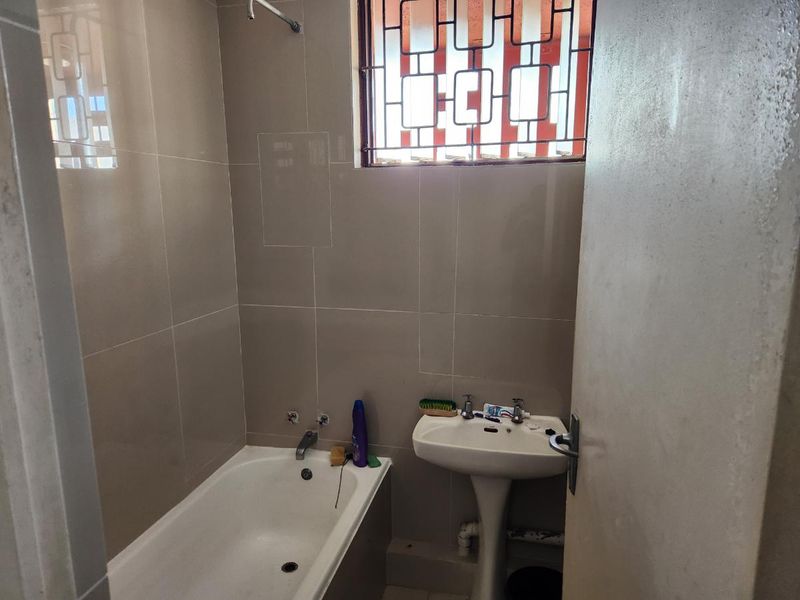 Sharing 3-bedroom And 1-bath Flat In Bulwer - Photo 4