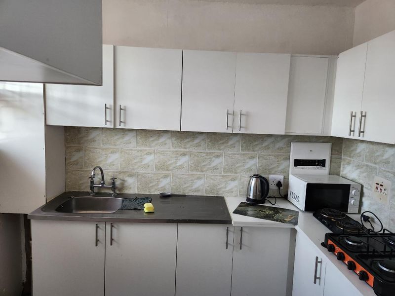 Sharing 3-bedroom And 1-bath Flat In Bulwer - Photo 1