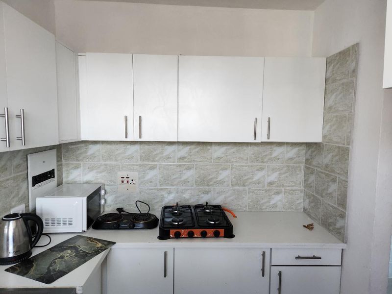 Sharing 3-bedroom And 1-bath Flat In Bulwer - Photo 2