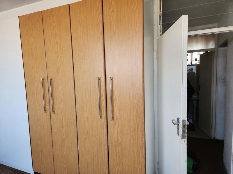 Sharing 3-bedroom And 1-bath Flat In Bulwer - Photo 5