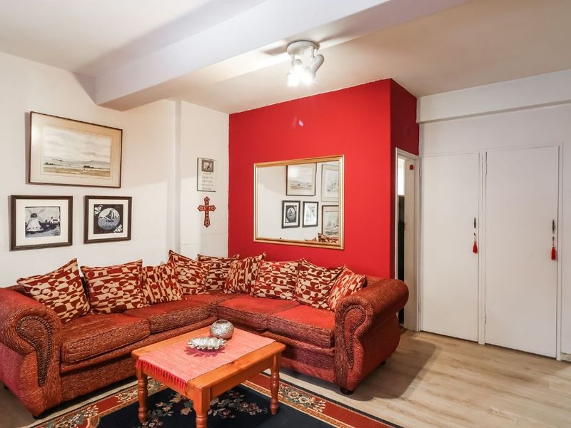 Secure 1-bedroom Apartment In Villa Barcelona - Photo 2