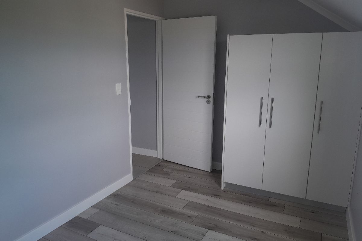 Beautiful Newly Renovated 2-bedroom Apartment In Rondebosch East - Photo 5