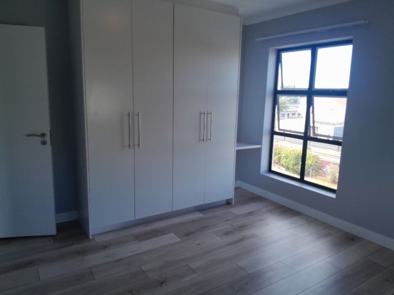Beautiful Newly Renovated 2-bedroom Apartment In Rondebosch East - Photo 4