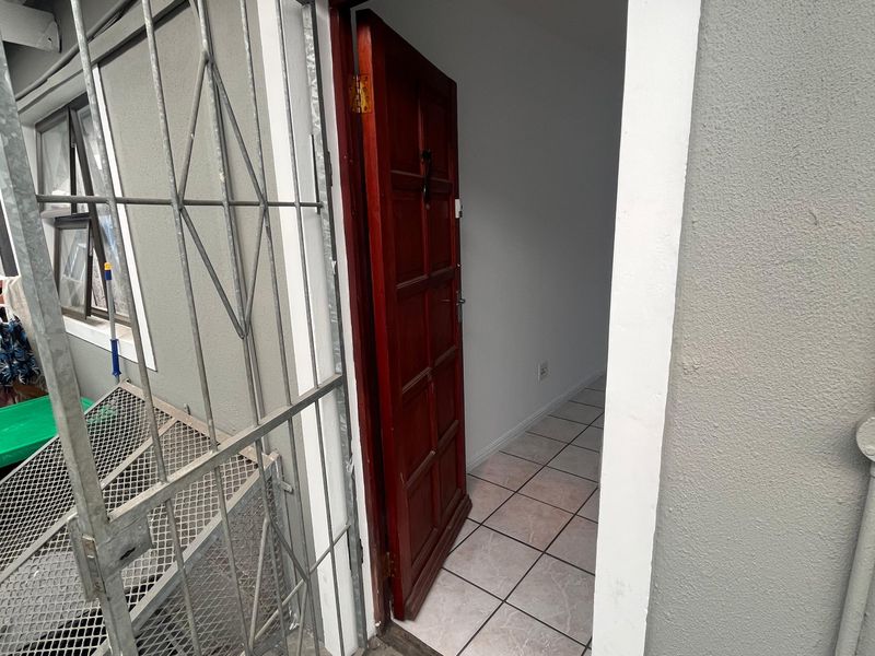 Secure2-Bedroom And 1-Bathroom Flat To Rent In 5th Avenue, Kensington - Photo 3