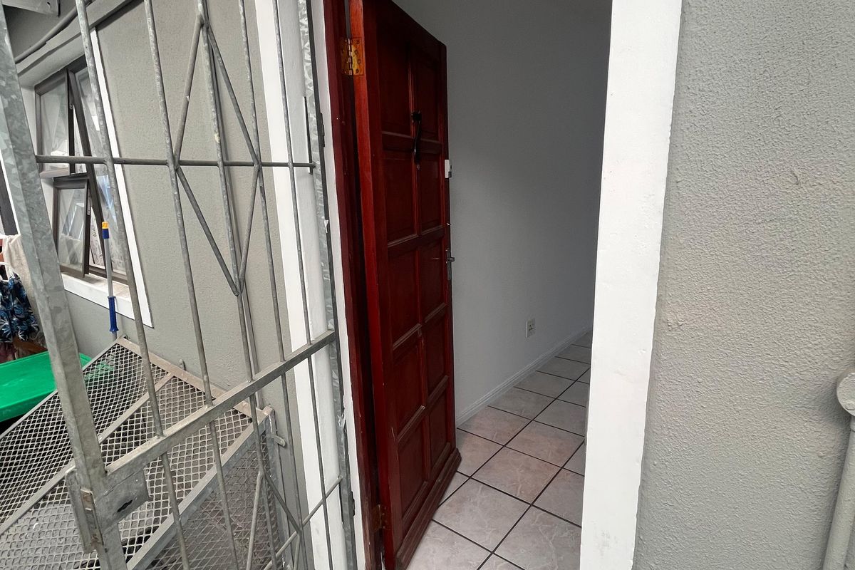 Secure2-Bedroom And 1-Bathroom Flat To Rent In 5th Avenue, Kensington - Photo 3